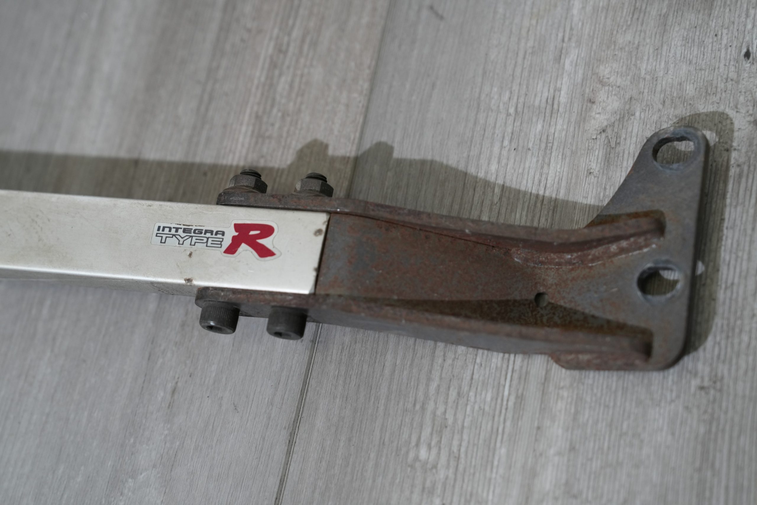 DC2 STRUT BAR-002