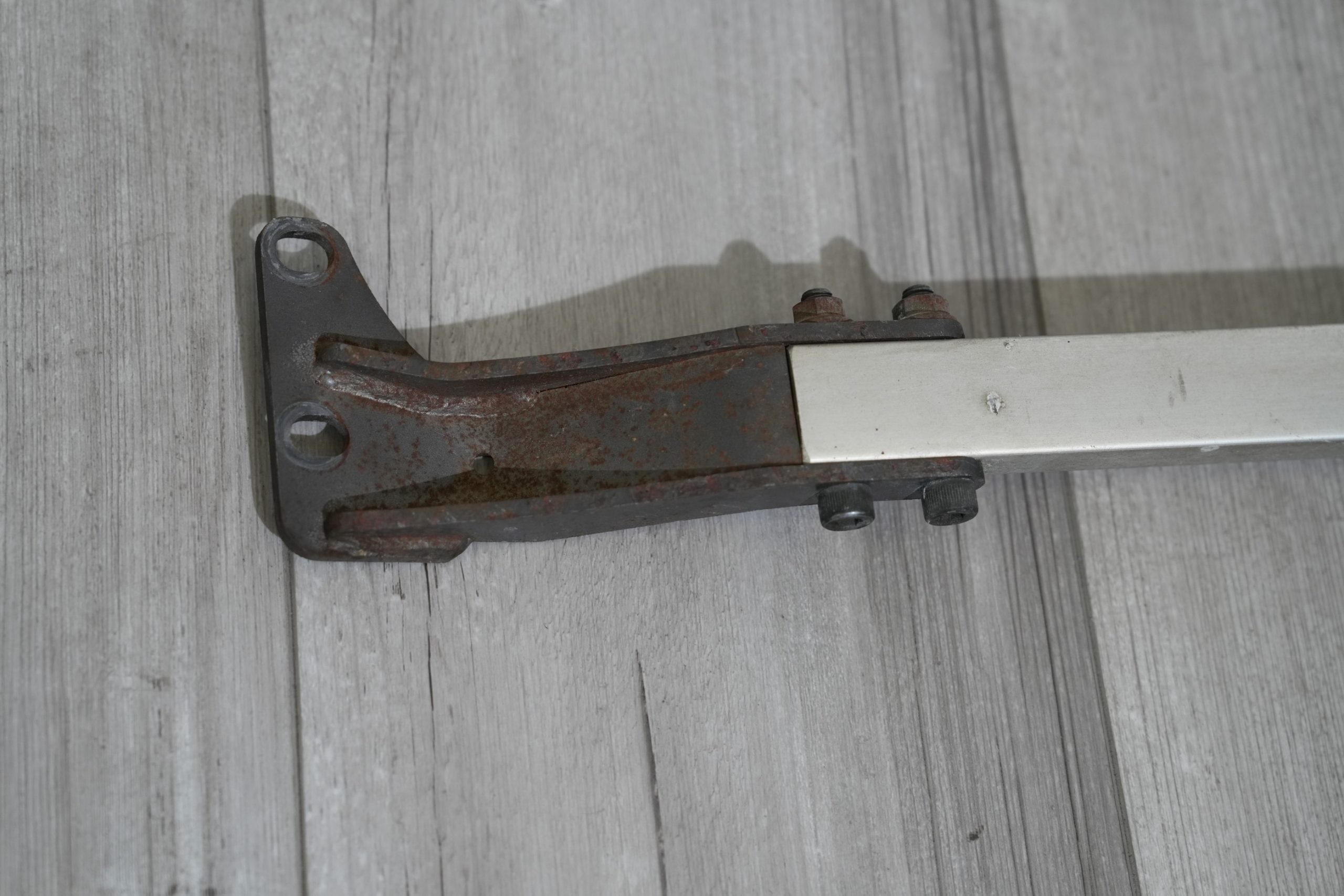 DC2 STRUT BAR-004