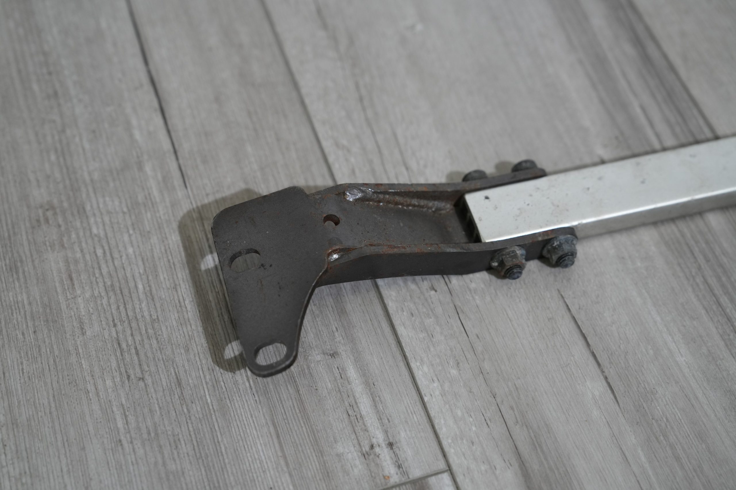 DC2 STRUT BAR-007