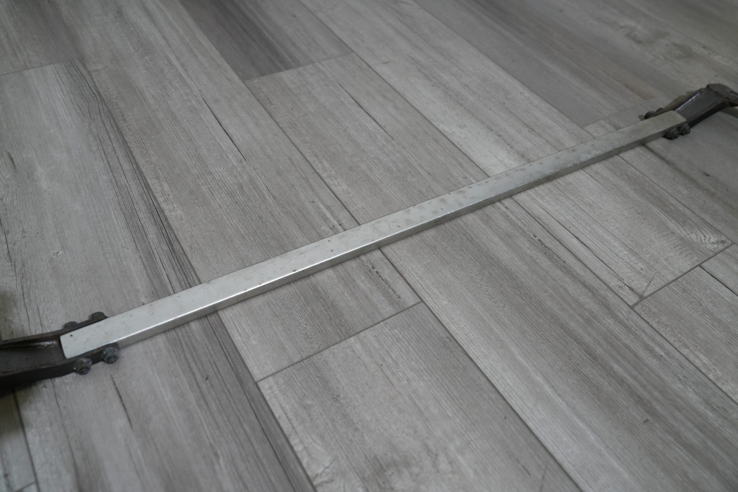 DC2 STRUT BAR-008